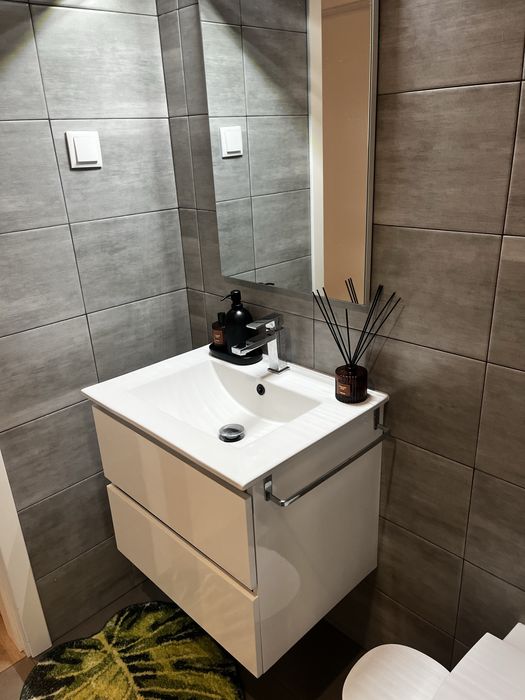 Armário de casa de banho com lavatório, torneira, espelho e luz