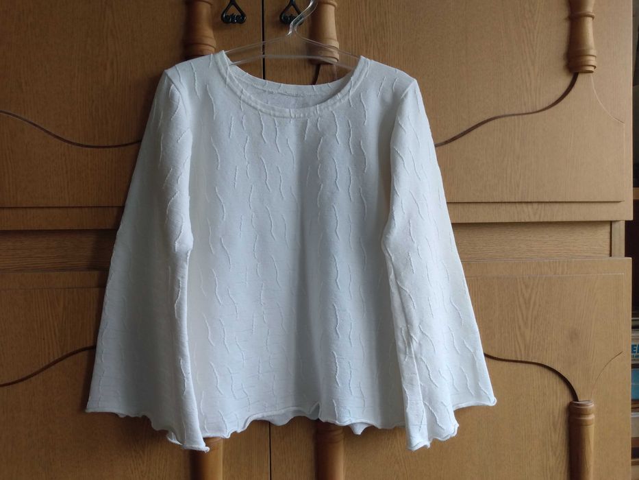 Sprzedam oryginalną białą bluzkę z długim rękawem rozmiar 110/116