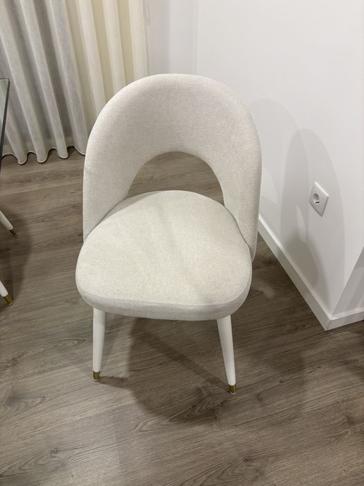 Cadeiras de jantar em branco