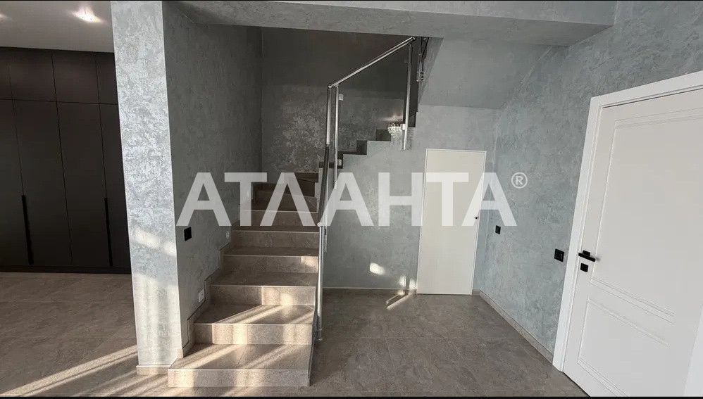 В продаже дом-таунхаус в Червоном хуторе мебель и техника