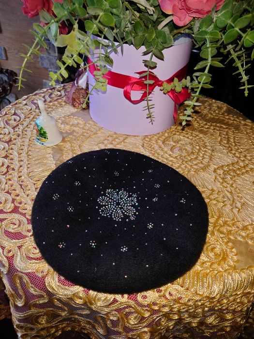 Шапка  бини велюр берет, шапка с ушками.