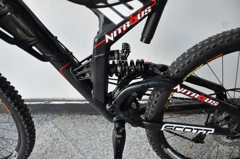Bicicleta Scott Nitrous 10 e equipamento de downhill