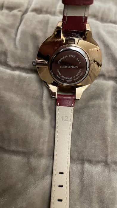 Женские часы Sekonda с аналоговым циферблатом
