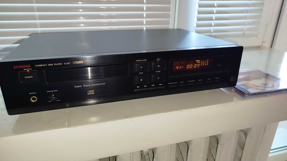 CD проигрыватель LUXMAN D-357