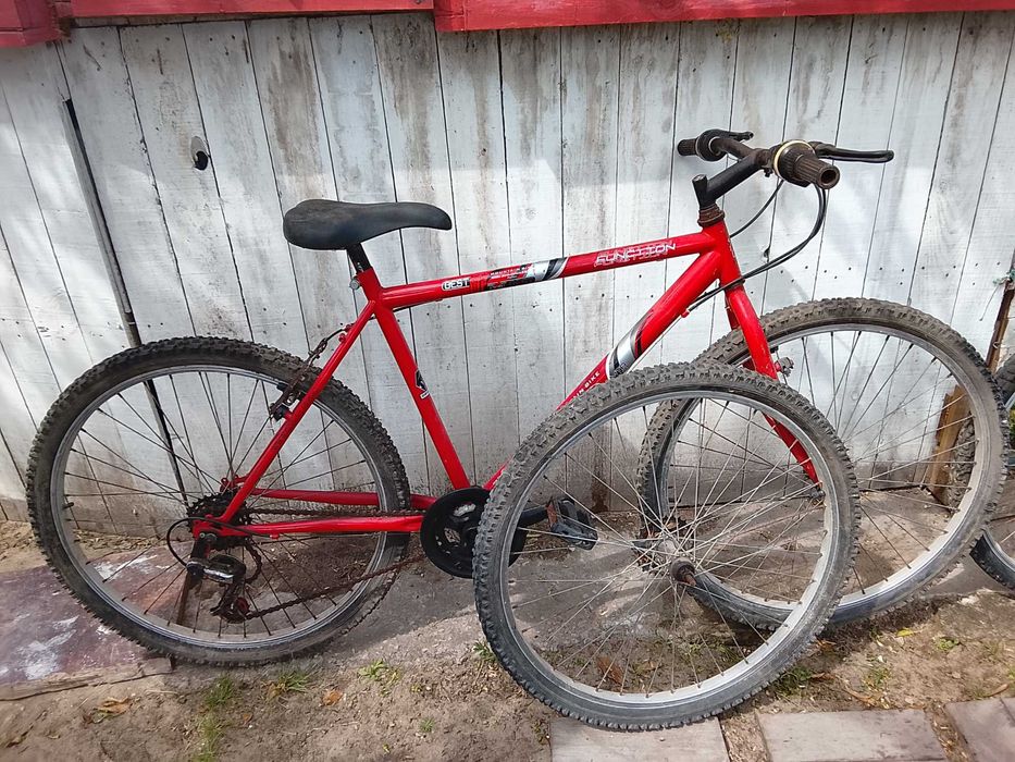 Duas bicicletas + pneu suplente