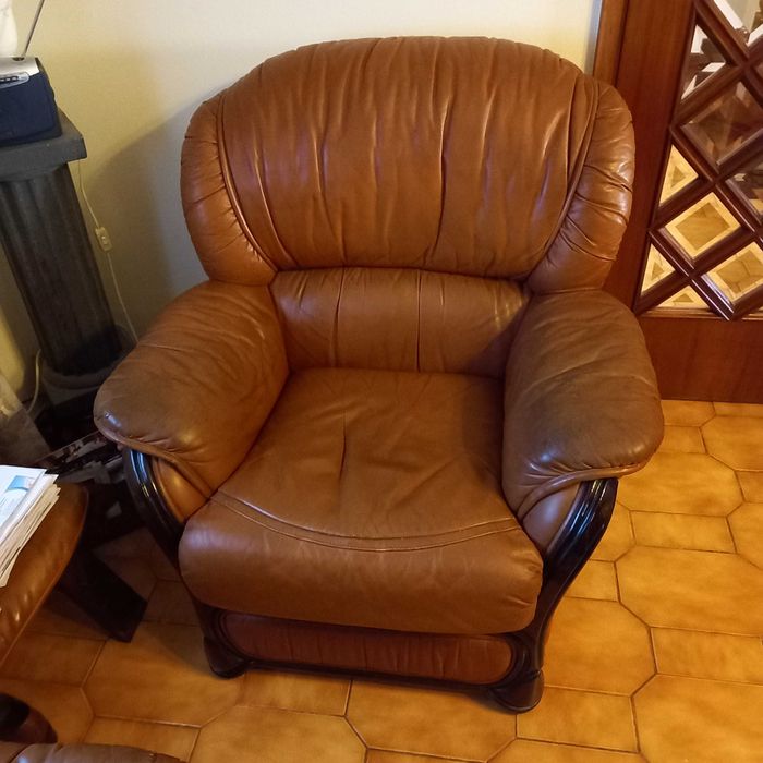 Sofá de couro três lugares e duas poltronas