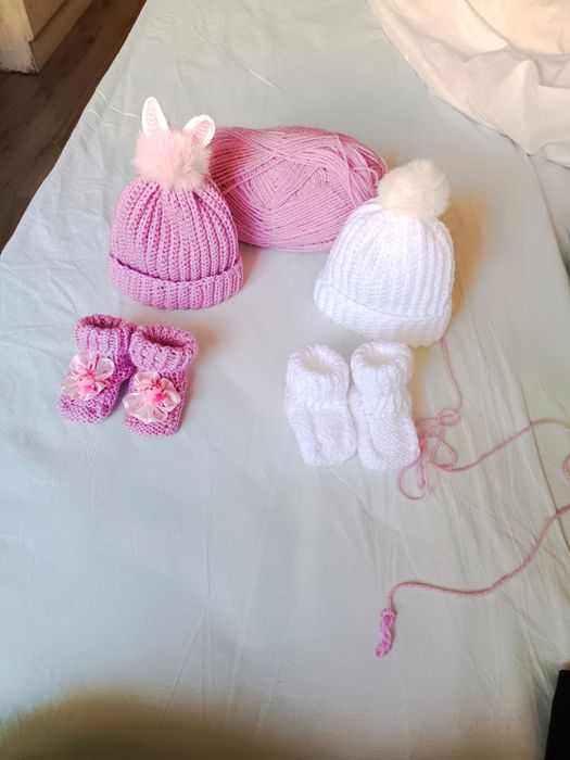 new knitted baby socks and hat for 0-3 months