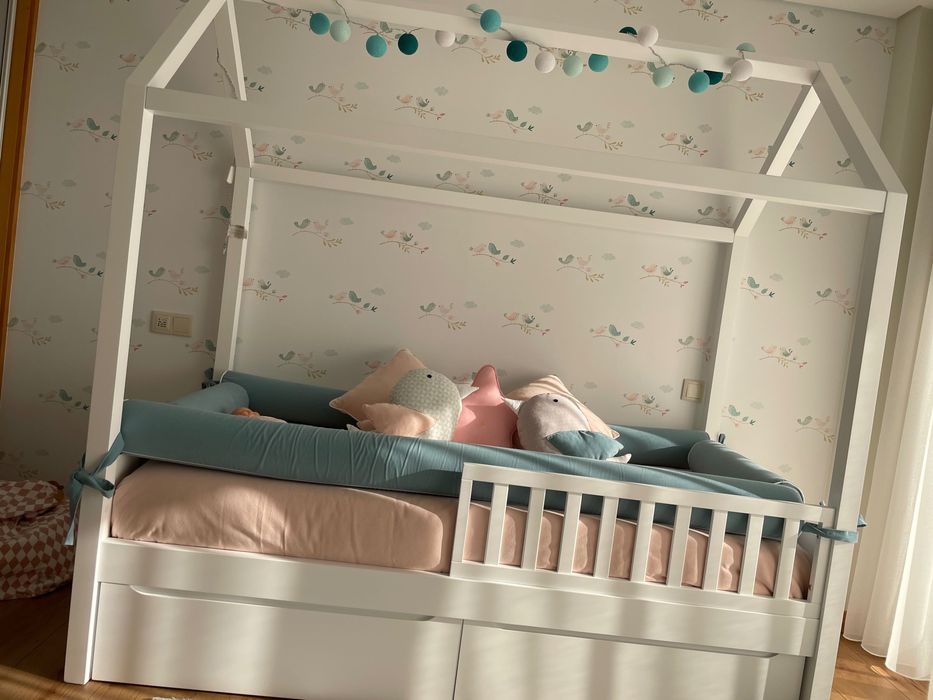 Cama casinha lacada a branco com dois gavetões de arrumação e colchão