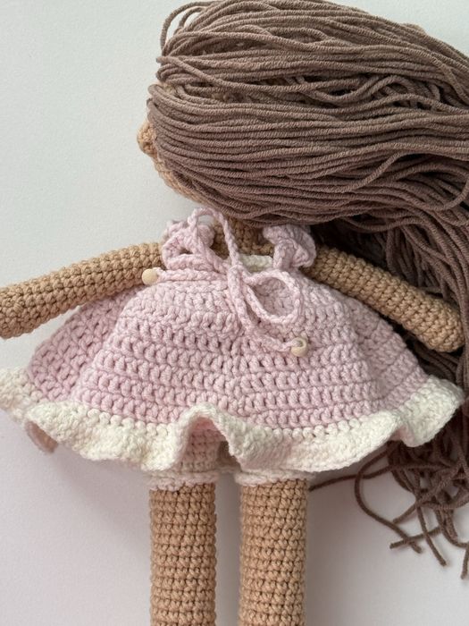 Ręcznie robiona lalka szydełkowa