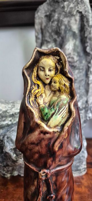 Aukcyjna sakralna rzeźba Madonny Matki Bożej ceramiczna szkliwiona sygnowana A Naséja Włochy unikat stylizacje ze szkół w Albisoli czy Faenzy