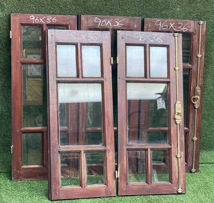 Janelas antigas em mogno, sem aro