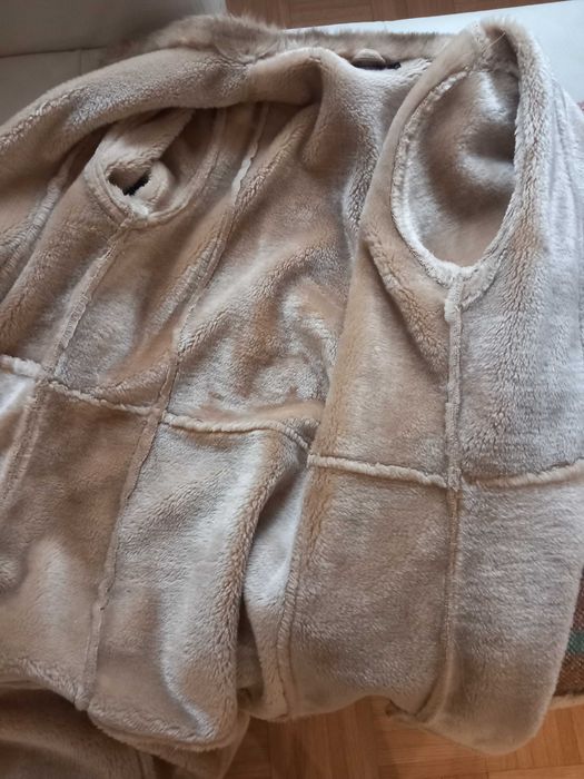 Cieply beżowy kożuch