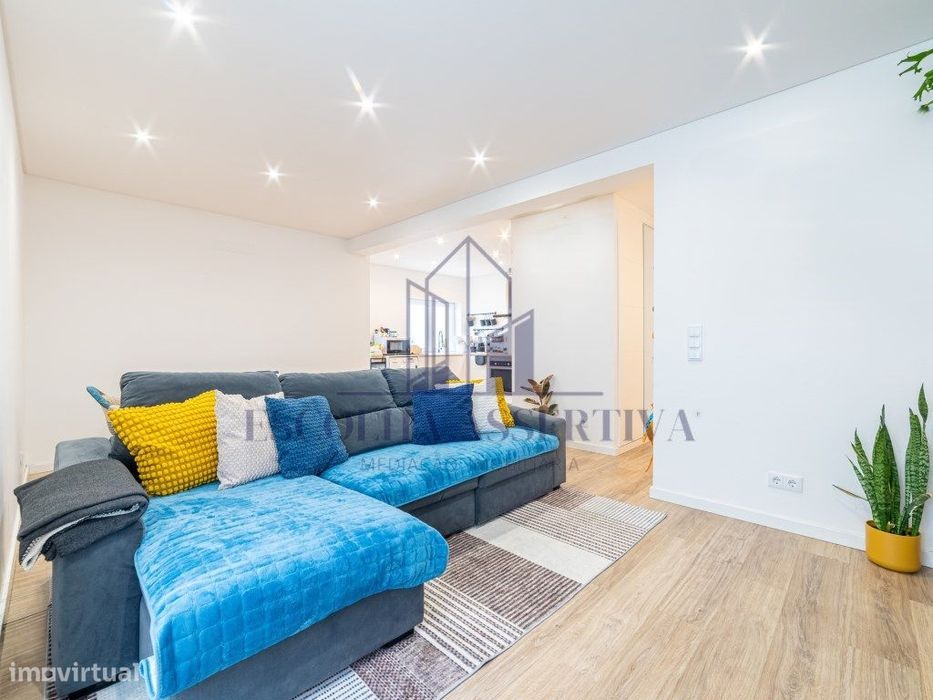 Apartamento T3 remodelado, com vista desafogada — Charneca De Caparica E Sobreda, Setúbal