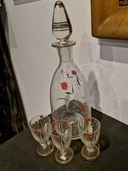 Garrafa de licor e três copos em vidro