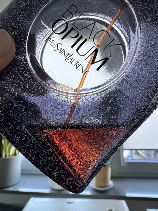 Yves Saint Laurent Black Opium Nuit Blanche EDP końcówka flakonu