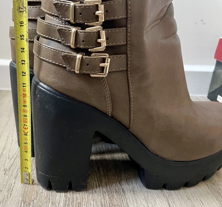 Botas castanhas com salto (Catisa, tamanho 39)