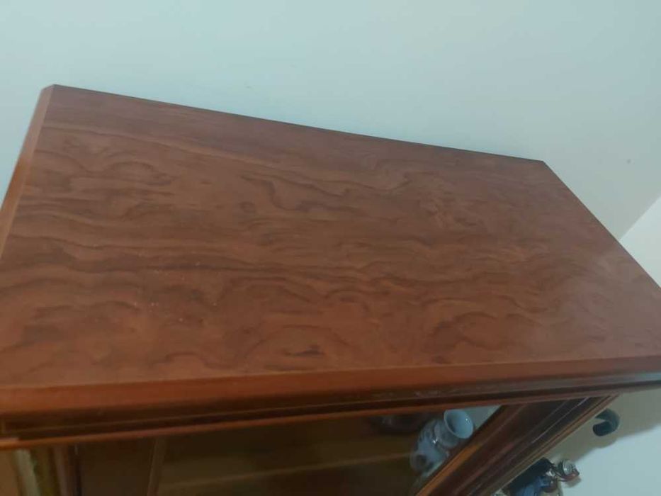 Vitrine Clássica com Detalhes Dourados