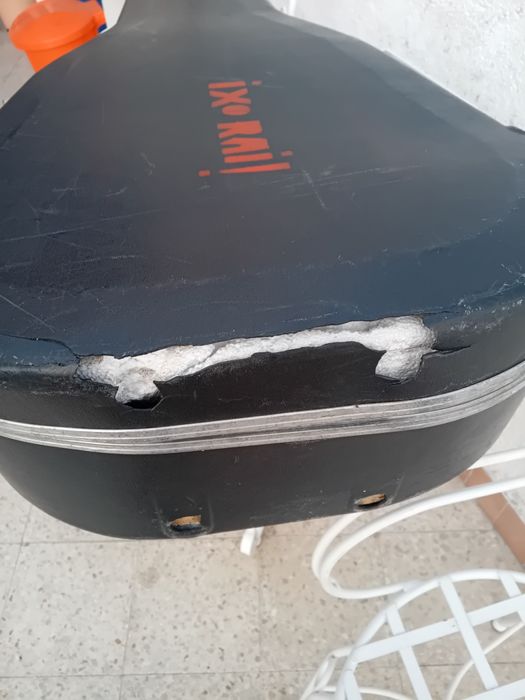 Case de guitarra danificada