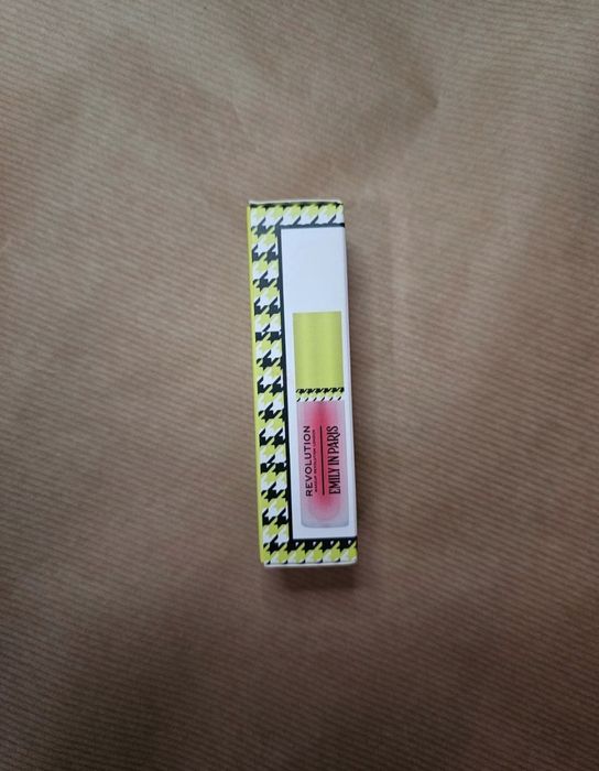 Batom e blush da Revolution (Emily in Paris)