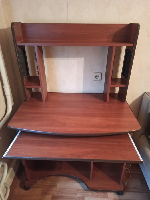 Стол компьютерный с полкой