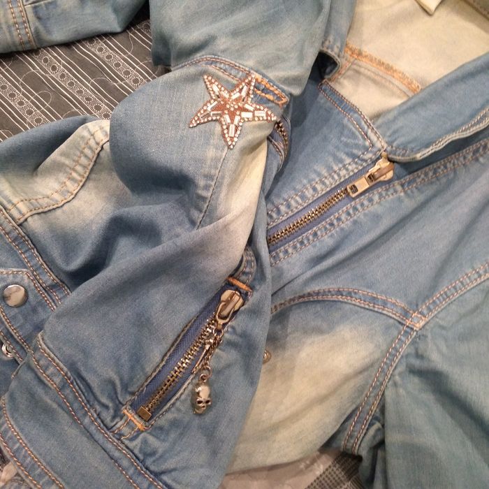 Kurtka jeans podgumowana z gadżetami