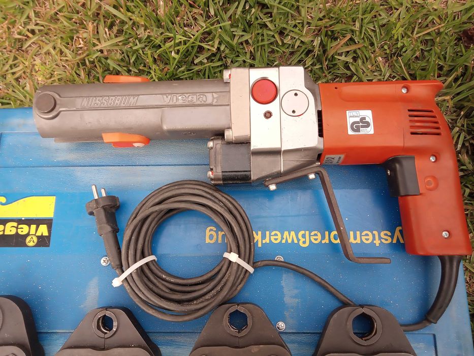 Máquina de prensar marca VIEGA para tubos e acessórios metálicos