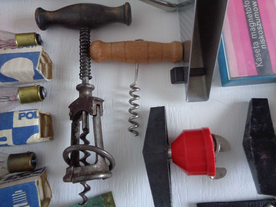 Przedmioty PRL-u korki do prądu brelok krążek hokejowy otwieracz