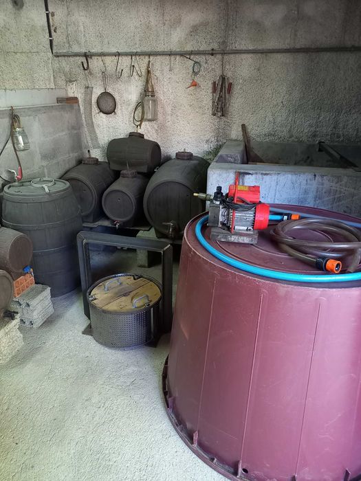 Pipos para Vinho, Dorna, Bomba de Trasfega e Prensa de Uvas