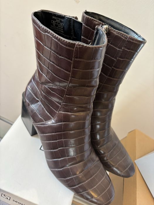 Botas castanhas em pele