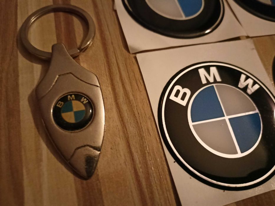 bryloczek z naklejkami na kapsle bmw