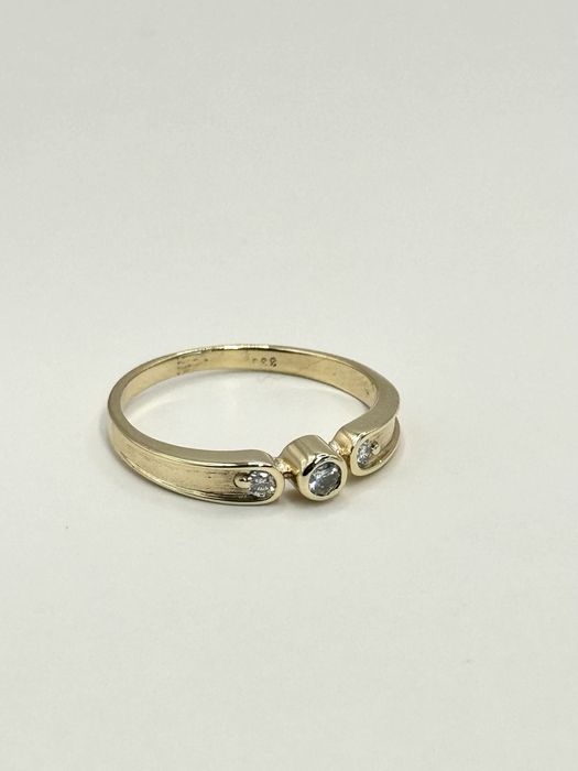 Złoty pierścionek z brylantami rozmiar 18