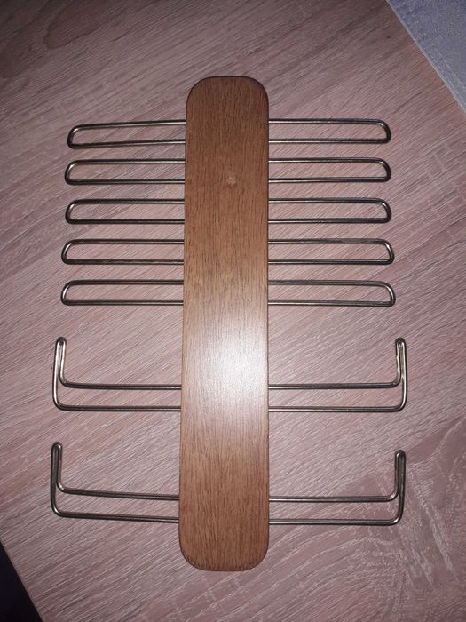 Wieszak na krawaty, drewno, skóra naturalna.