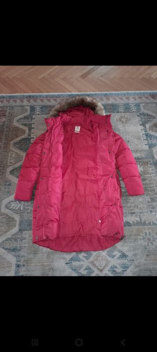 Długa zimowa czerwona kurtka