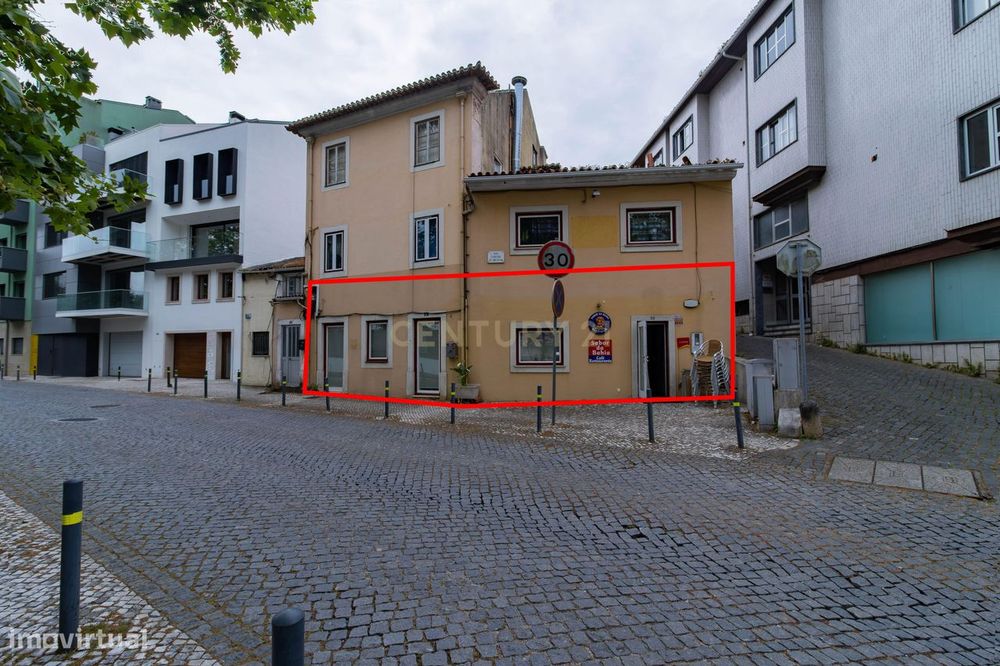 Restaurante  totalmente equipado, situado numa localização privilegiad