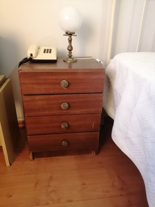 Conjunto quarto de casal em ferro + mesas de cabeceira + cómoda