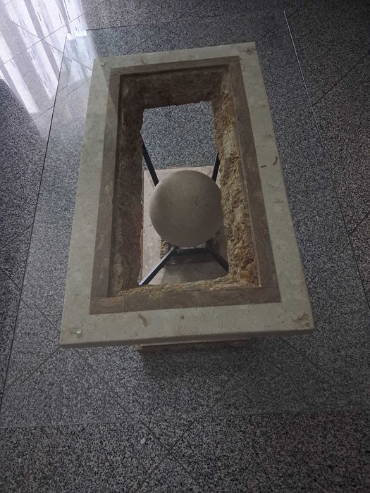 Mesa em pedra com tampo em vidro para sala estar