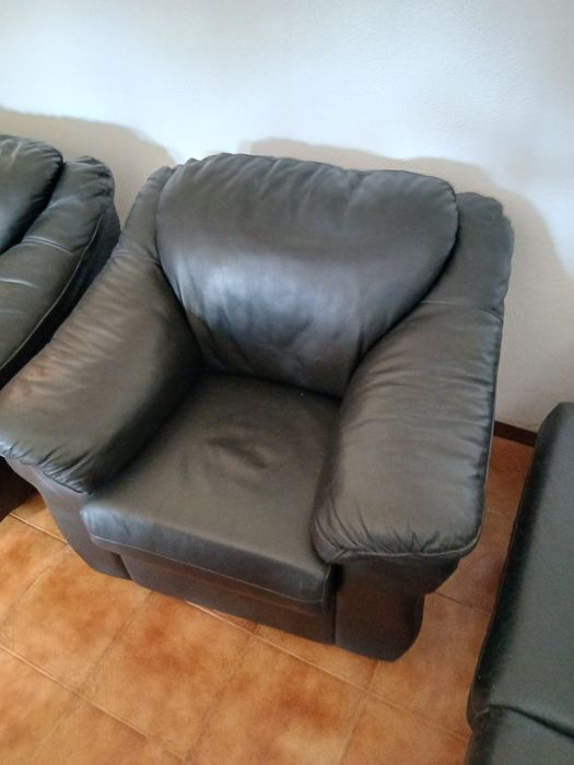 Vendo conjunto de 3 sofás em pele