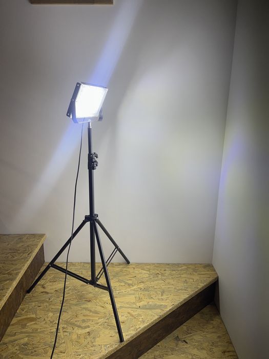 Прожектор на штативі 100W