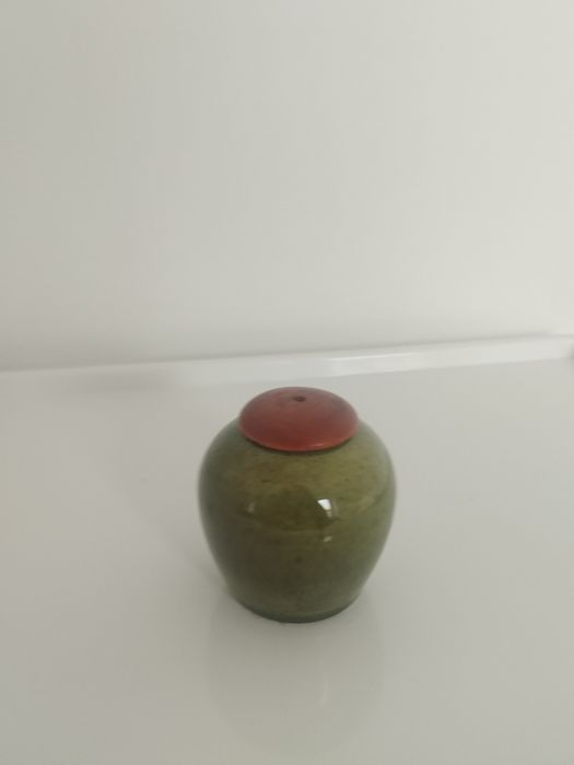 Pequena peça de cerâmica para sal