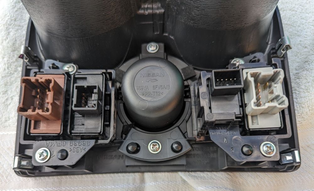 Підстаканник для Nissan X-trail T32, Rogue T32, Qashqai j11. Оригінал.