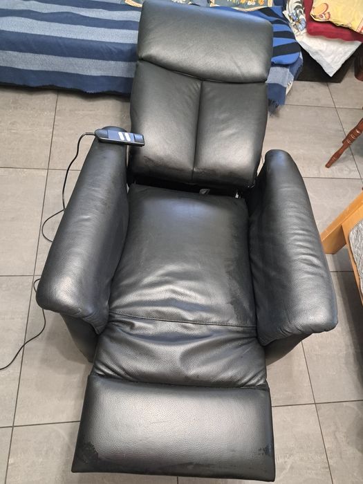 Fotel pionizujący skórzany czarny wyrzutnia- ułatwiający wstawanie