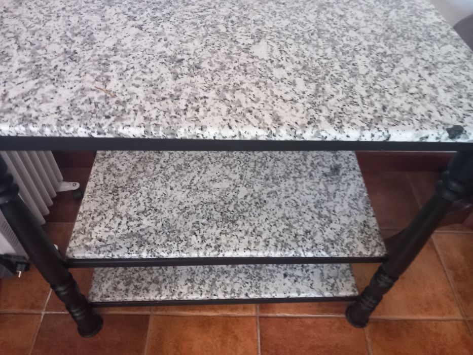 Mesa em ferro e granito