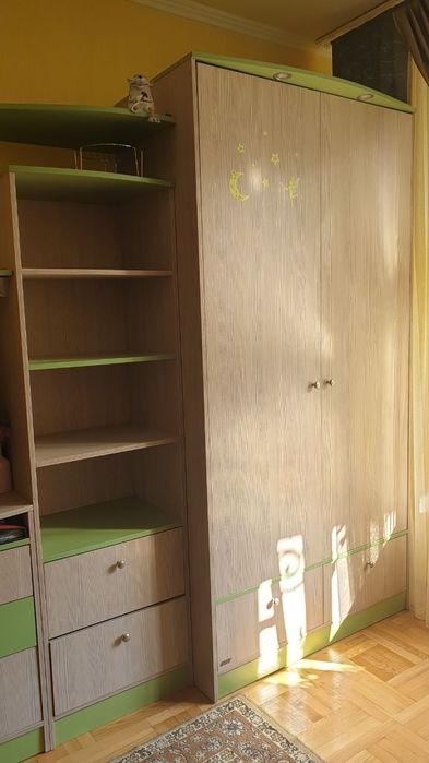 Меблева стінка з шафою та комодами