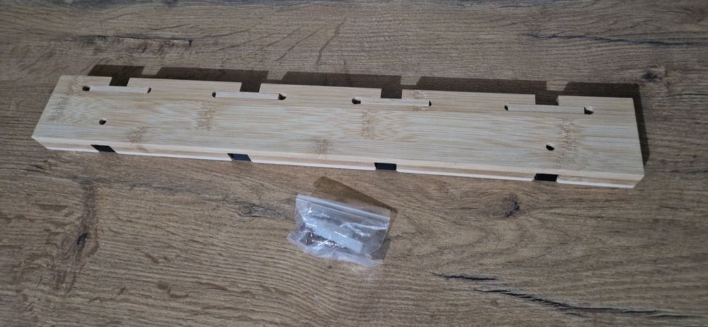 Wieszak ścienny chowany