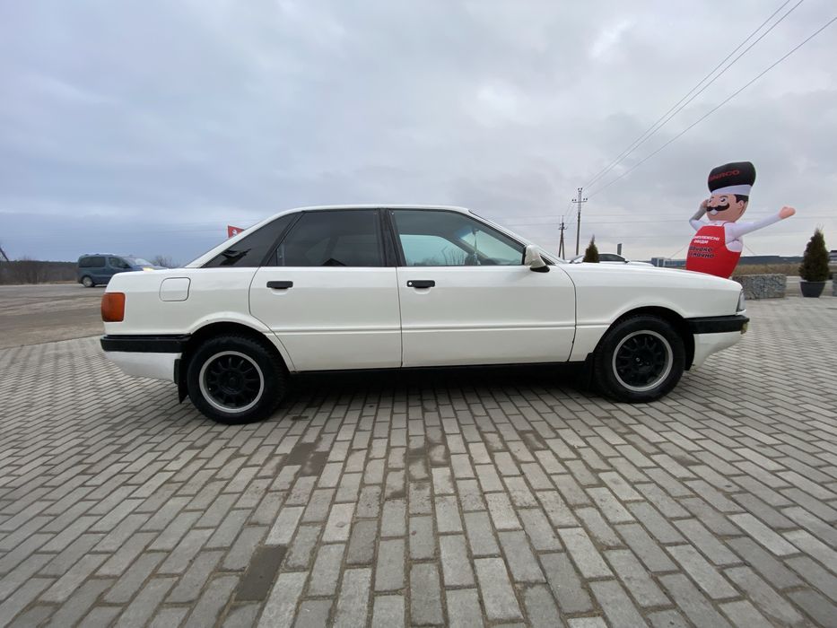 Ауді 90 на ходу.