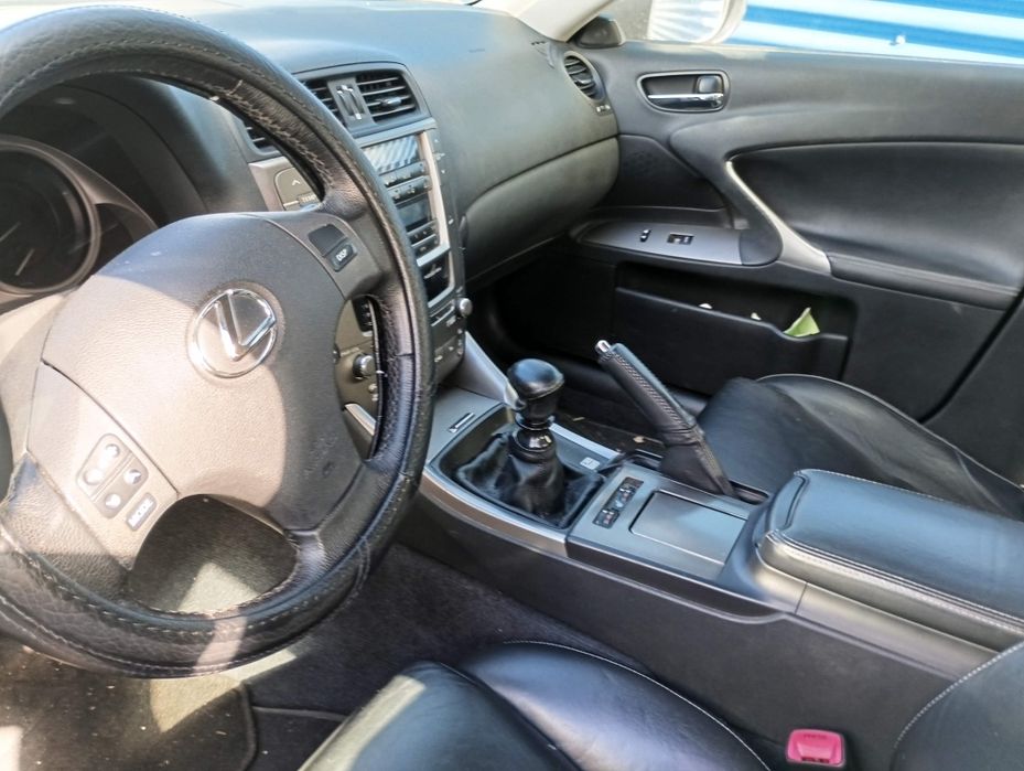 Vendo Lexus is 220 para peças ou reparação