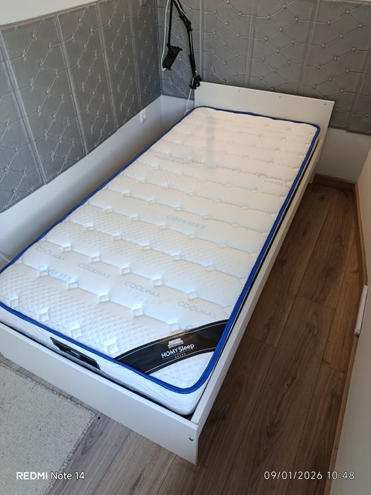 Cama de solteiro muito novo.