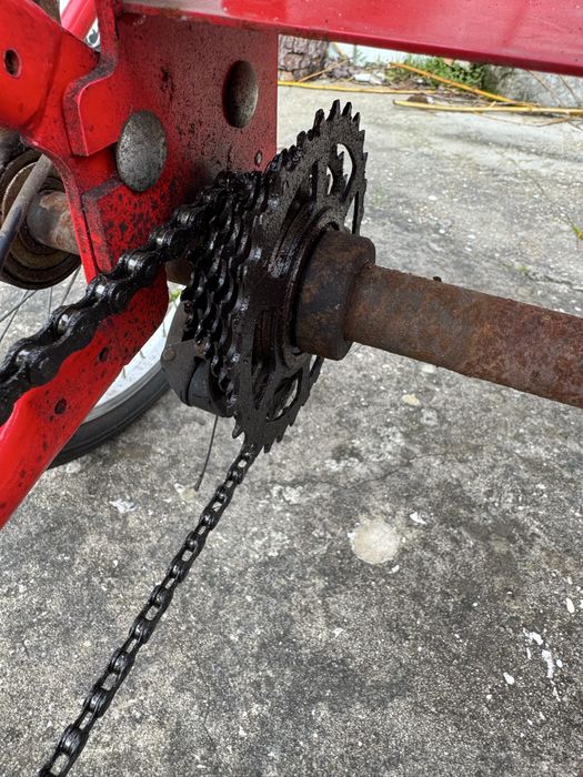 Triciclo vermelho em bom estado