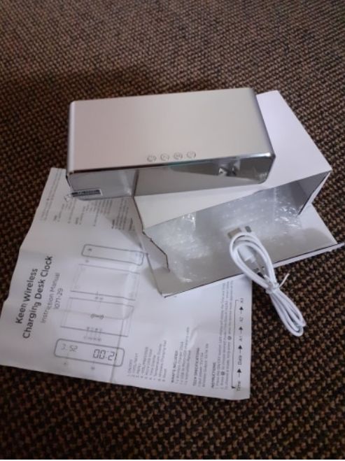 Espertador com carregador de telemóvel