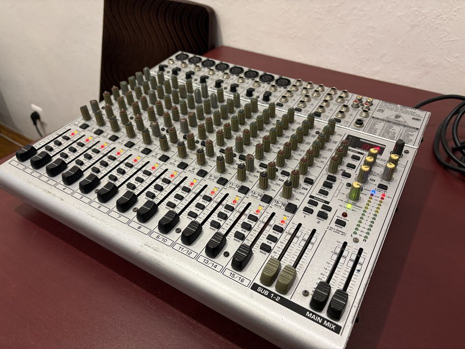 Микшерный пульт Behringer UB2222FX-Pro